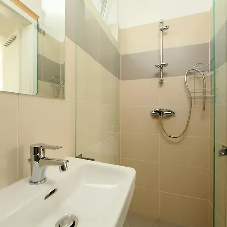 Gorazd Nyaralohaz * بالاتونفوريد